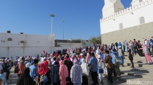 Para jamaah umroh Indonesia di depan Masjid Quba. Dahulu, Nabi Muhammad meletakan batu pertama pembuatan masjid ini. Namun masjid yang sekarang hasil pembangunan ulang tahun 1986 (Fitraya/detikTravel) Para jamaah umroh Indonesia di depan Masjid Quba. Dahulu, Nabi Muhammad meletakan batu pertama pembuatan masjid ini. Namun masjid yang sekarang hasil pembangunan ulang tahun 1986 (Fitraya/detikTravel)