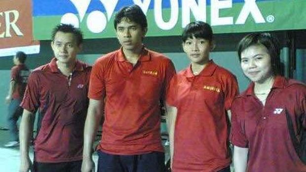 Anindya Kusuma Putri (kedua dari kanan) bersam Greysia Polii (ujung kanan) pada Kejuaraan Nasional 2008 di Tennis Indoor Senayan, Jakarta