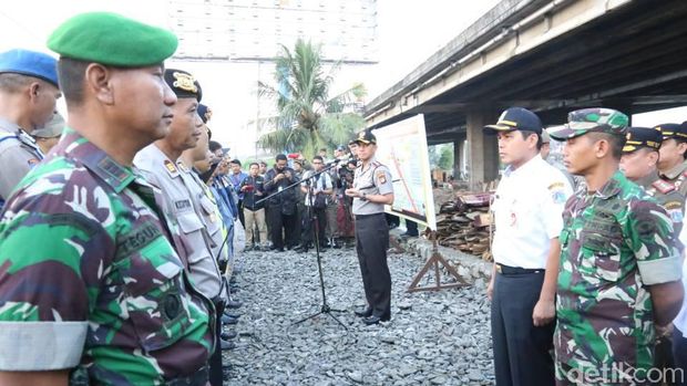 Apel pasukan sebelum penertiban kolong Tol Kaljodo