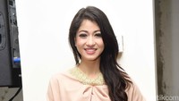 Senyum manisnya membuat pria luluh. Pool/Noel/detikFoto.