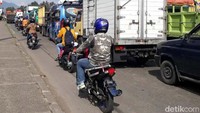 Pantauan detikcom, Rabu (14/6/2017), pukul 15.00 WIB, terjadi antrean kendaraan dari kedua arah tepatnya Cileunyi menuju Garut tepat di depan gerbang PT Kahatex hingga SPBU Al Masoem Cileunyi dan sebaliknya.