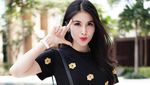 Bibir Merah Merekah Sandra Dewi