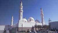 Saat berkunjung ke Madinah, ada satu masjid yang sering disinggahi jamaah haji dan umroh. Inilah Masjid Quba yang beralamat di Al Hijrah Road, jaraknya hanya 5 km sebelah selatan Masjid Nabawi di Madinah (Fitraya/detikTravel)