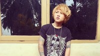 Evelyn Nada Anjani tampak santai berkaus, celana kargo dan sepatu boots. Ia tampak maskulin seperti sebelum menikahi Aming. Foto: Instagram @ev0124