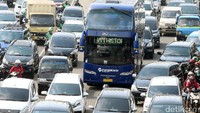 Bus tingkat TransJakarta menembus kemacetan di Jalan MT Haryono. 