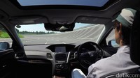 Insinyur Honda mengetes mobil tanpa sopir Honda. Tahun 2025 Honda menargetkan bisa menjual mobil tanpa sopir level 4. Level 4 berarti, mobil secara otomatis bisa mengambil alih semua fungsi berkendara tanpa intervensi manusia. Namun dalam keadaan tertentu seperti dalam cuaca yang buruk, manusia kembali dibutuhkan. Foto: Honda