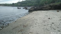 Suasana sepi dan tenang menjadi nilai plus dari pantai ini. Airnya yang biru dan tenang, akan membuat pikiran kamu jadi rileks (Bonauli/detikTravel)