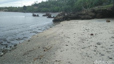 Bukan di Anyer, Pantai Karang Bolong Ini di Sabang