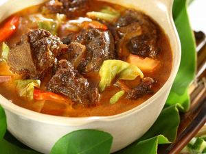 Masak Apa Hari Ini : Tom Yum Iga Sapi dan Sambal Tempe yang Sedap Menyengat