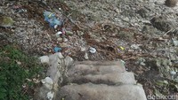 Sayang, sampah-sampah plastik terlihat di sepanjang pantai ini. Sehingga kecantikannya harus sedikit berkurang karena ketidaknyaman pada sampah yang berserakan (Bonauli/detikTravel)