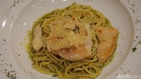 Yang jadi salah satu menu andalan pasta adalah pasta dengan perpaduan saus krim kental dengan taburan keju dan potongan daging ayam. Teksturnya al dente dan wajib Anda coba! 