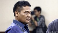 Rohadi meninggalkan Pengadilan Tipikor usai memberikan kesaksian.