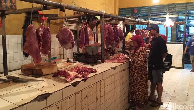 Pedagang daging sapi di Pasar Rawasari