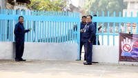 Petugas keamanan berjaga-jaga di gerbang masuk kantor pusat TransJakarta.