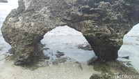Di sisi kanan terdapat karang bolong yang instgenic. Tak terlalu besar, tapi karang bolong ini bakaln bikinn kamu betah untuk foto-foto (Bonauli/detikTravel)