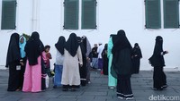 Sejumlah warga menghabiskan sore hari sampai menjelang magrib (ngabuburit) di hari ke-19 Ramadan di kawasan Kota Tua, Jakarta, Rabu (14/7/2017).