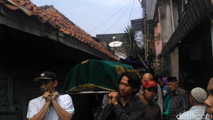 2 Korban Tewas Tabrakan Maut KA di Senen Dimakamkan