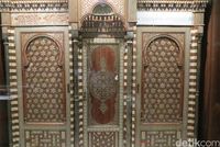 Lemari Al Quran dari kayu, gading dan mutiara (Fitraya/detikTravel)