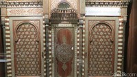 Lemari Al Quran yang dibuat dari kayu dengan hiasan gading gajah dan mutiara. Di bagian samping ada tiang berbahan perak. Pintunya berhiaskan pola-pola geometri yang cantik. Lemari ini dari tahun 1910 (Fitraya/detikTravel)