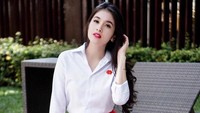Pose Sandra Dewi dengan pulasan lipstik merah menyala membuat pria luluh. (Dok. Instagram/sandradewi88)