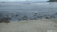 Lokasi pantai ini berada persis di kawasan Bunker Jepang. Kalau bunker naik tangga ke atas bukit, pantai ini cukup turun tangga (Bonauli/detikTravel)