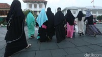 Berjalan-jalan santai bersama teman.