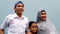 Aris Idol bersama sang Istri dan anaknya saat ditemui usai tampil di Rumpi: No Secret di Trans TV, Tendean, Jakarta Selatan pada Selasa (13/6).