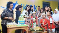 Aurel Hermansyah dan Ashanty saat menghadiri acara ulang tahun Karenina Sunny di Yayasan Kasih Anak Kanker Indonesia (YKAKI), Salemba, Jakarta Pusat pada Selasa (13/6). Pool/Ismail/detikFoto.