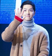 Foto: 7 Gaya Song Joong Ki yang Bisa Jadi Inspirasi Busana Liburan
