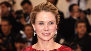 Di event  China: Through The Looking Glass pada tahun 2015. Mayer mengenakan gaun merah yang membuatnya tampak cantik nan anggun (Foto: GettyImages)