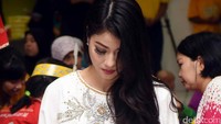 Kira-kira doa apa ya yang dipanjatkan Karenina di ulang tahunnya ke-34 ini? Pool/Noel/detikFoto.
