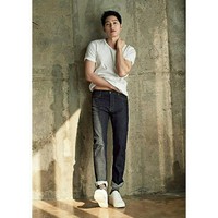 Suami Song Hye Kyo ini tentu sangat terlihat menawan. Menikah pada Oktober 2017, Ketampanan Song Joongki tak pernah diragukan lagi membuat hati wanita lain berdesir. Foto: ist