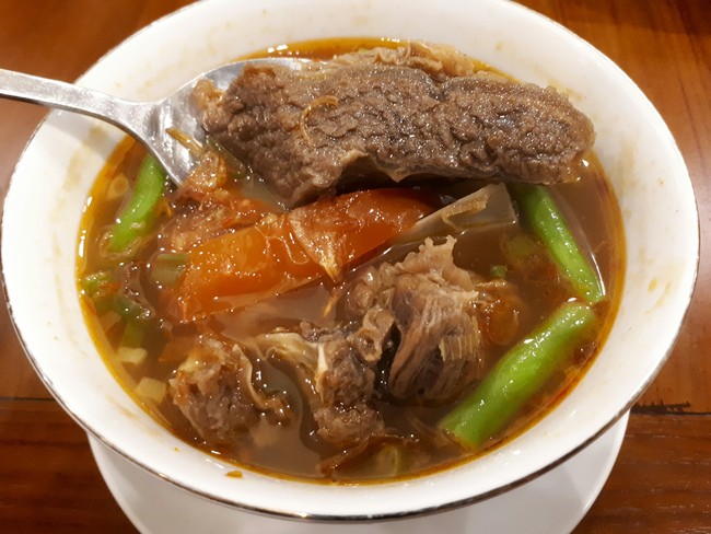 Slurpp! Hidangan Iga Berkuah Hangat Ada di 5 Restoran Ini