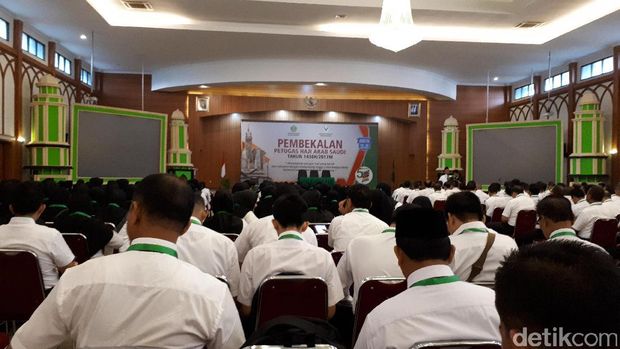  Dirjen Pelayanan Haji Dalam Negeri Kemenag, Ahda Barori memberikan pembekalan petugas haji di Asrama Haji Pondok Gede, Jakarta Timur, Rabu (14/6/2017).