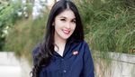 Bibir Merah Merekah Sandra Dewi
