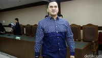Saipul Jamil meninggalkan Pengadilan Tipikor usai menjalani sidang lanjutan. Saipul didakwa menyuap hakim PN Jakarta Utara saat perkaranya disidangkan di sana. Saipul didakwa menyerahkan Rp 250 juta ke ketua majelis Ifa Sudewi lewat pengacaranya. 