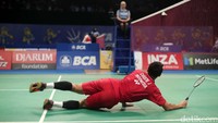 Jonatan jatuh bangun mengjangkau bola.
