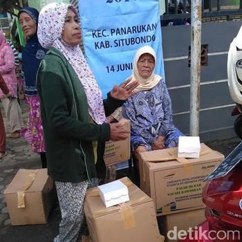 Pasar murah warga sekitar PT KA di Situbondo