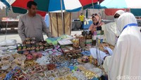 Yang ini juga pasti bikin Luna Maya terhibur. Pasar di dekat Masjid Nabawi menjual macam-macam, dari minyak wangi, peci, tasbih, kurma, coklat, sajadah, hiasan dinding dll (Fitraya/detikTravel)  