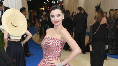 Foto: 20 Inspirasi Gaun Malam Selebriti Dunia yang Mencuri Perhatian