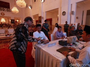 Jokowi Bayar Zakat Rp 45 Juta, 2,5 Persen dari Penghasilan Setahun