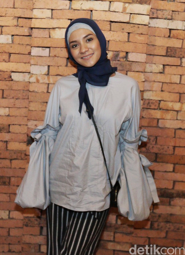 Mantan penyanyi cilik Enno Lerian punya anak pertama ketika usianya menginjak 19 tahun, hasil hubungannya dengan Muhammad Nayaka Untara. Keduanya menikah pada 2003 namun bercerai tiga tahun kemudian. Foto: Ismail/detikHOT