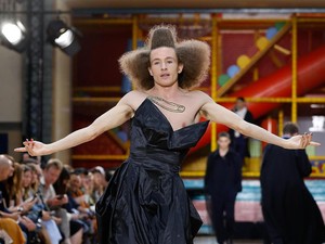 Duh! Pria-pria Pakai Gaun Lebar Sampai High Heels di London Fashion Week