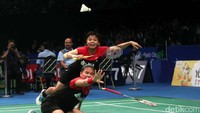Greysia Polii/Apriani Rahayu jatuh bangun mengamankan bola.