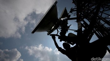 Petugas teknisi XL memeriksa perangkat jaringan BTS 4G di kawasan Puncak.