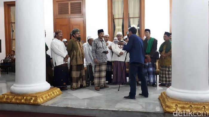 Kiai Kampung Minta Pakde Karwo Usung Birokrat Jadi Cawagub Jatim