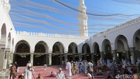 Ukurannya 5.860 m2 dengan kapasitas 20 ribu jamaah. Masjid Quba juga punya area terbuka di tengah masjid tanpa atap (Fitraya/detikTravel)