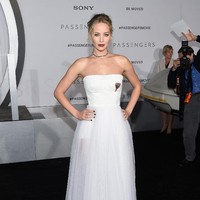 Jennifer Lawrence menghadiri pemutaran perdana Penumpang Columbia Pictures di Regency Village Theatre pada tanggal 14 Desember 2016 di Westwood, California. (Foto: Matt Winkelmeyer / Getty Images)