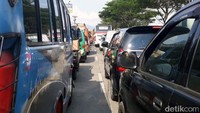 Kemacetan terjadi di dua arah.