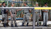 Satpol PP juga disiagakan.